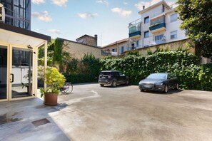 Property grounds - Cozy 45m2 apartment, ideal for 4 people, located on the ground floor of a building.The accommodation is located in a residential area 2 steps from the famous Prada Foundation, center of culture and fashion, and a short distance from the Milano Porta Rom (Milan)