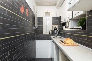 Fridge, microwave, toaster - Cozy 45m2 apartment, ideal for 4 people, located on the ground floor of a building.The accommodation is located in a residential area 2 steps from the famous Prada Foundation, center of culture and fashion, and a short distance from the Milano Porta Rom (Milan)