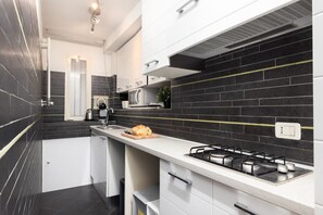 Fridge, microwave, toaster - Cozy 45m2 apartment, ideal for 4 people, located on the ground floor of a building.The accommodation is located in a residential area 2 steps from the famous Prada Foundation, center of culture and fashion, and a short distance from the Milano Porta Rom (Milan)