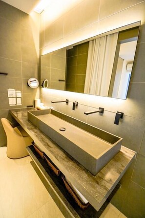 Superior-Villa, 3 Schlafzimmer, eigenes Bad, Gartenblick | Badezimmer | Badewanne und Dusche (separat), kostenlose Toilettenartikel