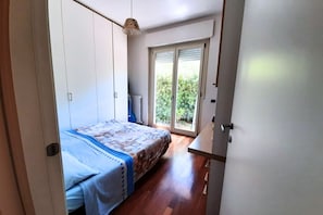 Room - S351 - Sirolo, elegant four-room apartment with garden in the center (Sirolo)