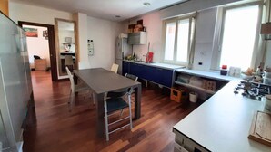 Una cocina moderna con una mesa de comedor, armarios y una ventana.