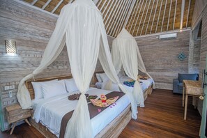 Desk, laptop workspace, free WiFi - The Sweat Villa Warung and SPA (Klungkung)