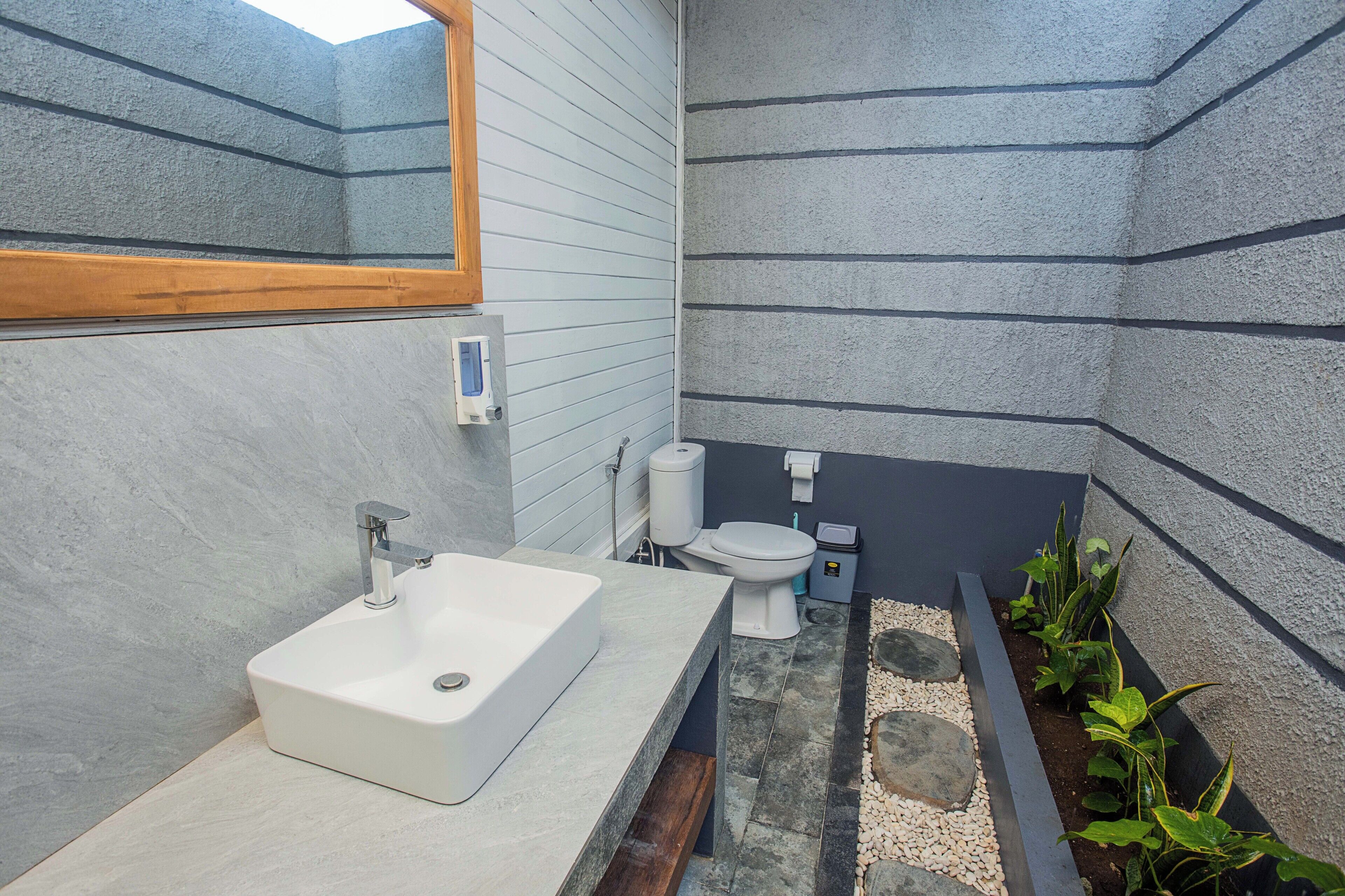Deluxe Double Room, Balcony, Garden View | Bathroom | Shower, hair dryer, towels, soap