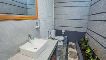 Deluxe Double Room, Balcony, Garden View | Bathroom | Shower, hair dryer, towels, soap