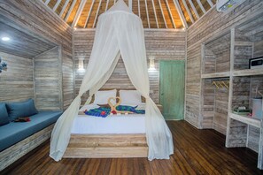 Desk, laptop workspace, free WiFi - The Sweat Villa Warung and SPA (Klungkung)