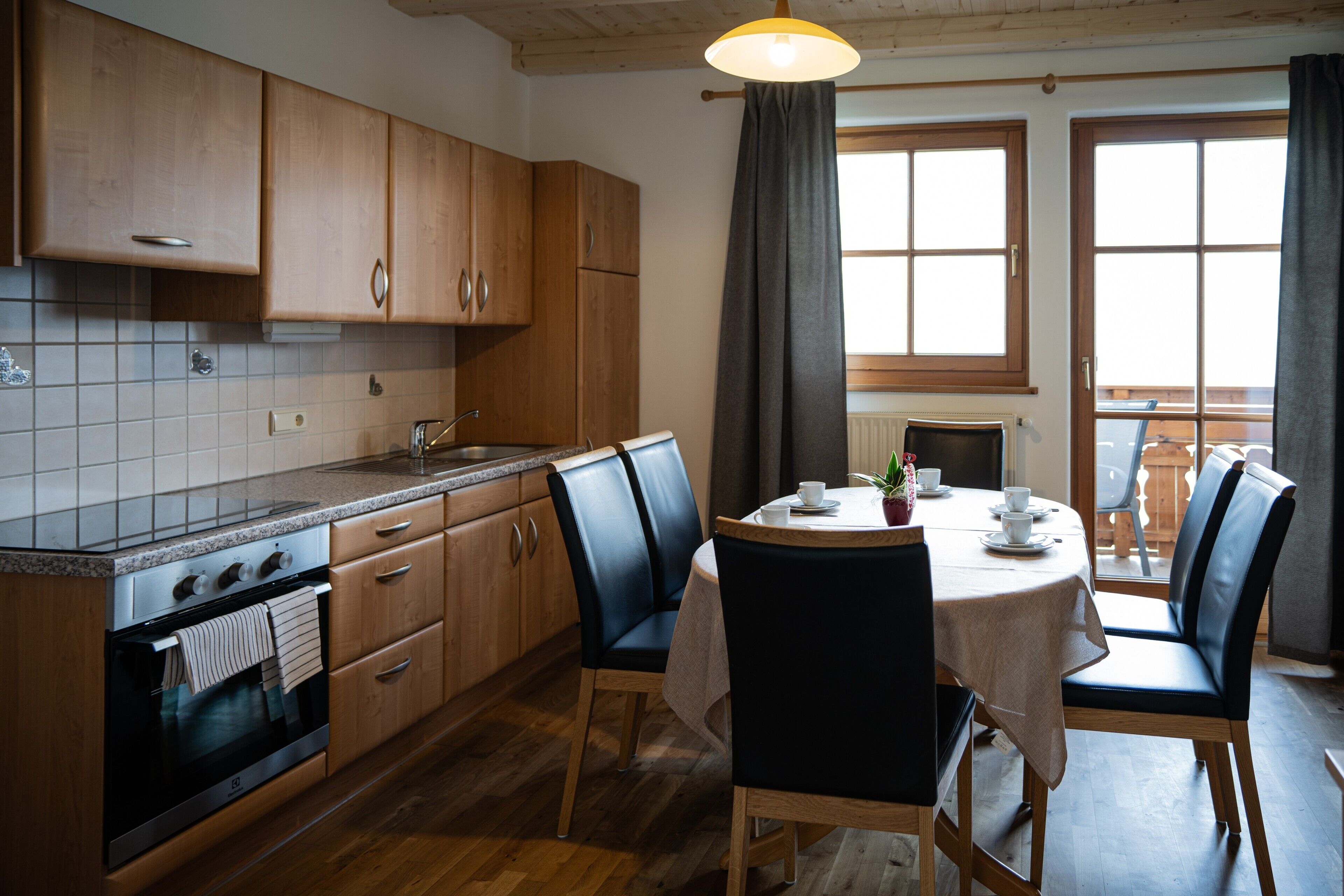 Kylskåp, ugn, spishäll och kaffe- och tebryggare