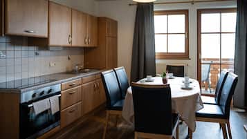 KylskÄp, ugn, spishÀll och kaffe- och tebryggare