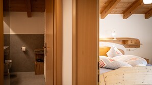 Une chambre à coucher avec une tête de lit en bois, une table de chevet et une commode.