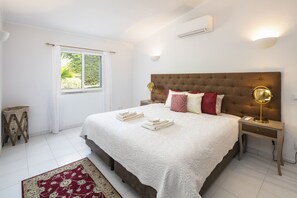 In-room safe, iron/ironing board, travel cot, free WiFi - Casa Pequena Torre - Charming Villa in Sesmarias with Private Pool and Sea View (Carvoeiro)