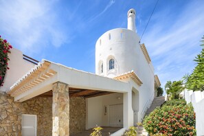 Exterior - Casa Pequena Torre - Charming Villa in Sesmarias with Private Pool and Sea View (Carvoeiro)