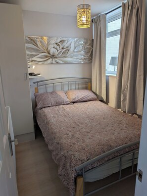2 bedrooms, iron/ironing board, free WiFi, bed sheets - Bungalow Sleeps 4 With Parking (Skegness)