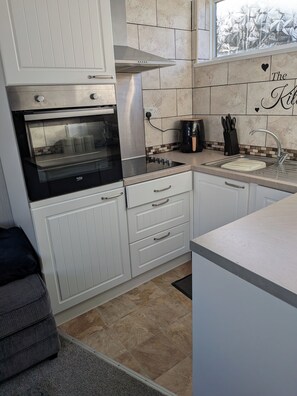 Fridge, microwave, oven, stovetop - Bungalow Sleeps 4 With Parking (Skegness)