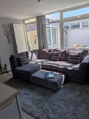 Living area - Bungalow Sleeps 4 With Parking (Skegness)