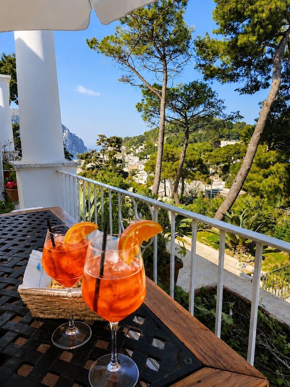 Outdoor dining - Maison Azur Capri- Exclusive apartment in the heart of Capri (Capri)