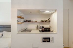 Microwave, coffee/tea maker - Boavista 130 Studios IV by Homing (Lisbon)