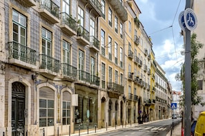 Una serie di edifici storici con balconi decorati e ampie finestre.