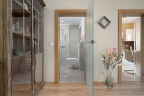 Shower, hair dryer, towels, shampoo - Modern Apartment with Parking | Balcony with a River View | City Center (Wrocław)