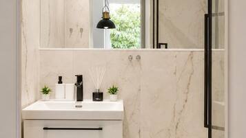 Superior appartement, uitzicht op binnenplaats | Badkamer