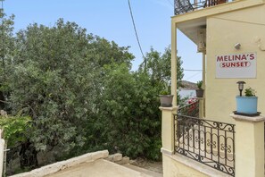 Property grounds - Melina's Sunset – Cozy Flat with 2 Bedrooms, 2 Baths and Stunning Bay View (Kalymnos)
