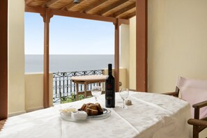 Outdoor dining - Melina's Sunset – Cozy Flat with 2 Bedrooms, 2 Baths and Stunning Bay View (Kalymnos)