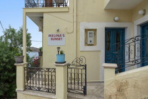 Exterior detail - Melina's Sunset – Cozy Flat with 2 Bedrooms, 2 Baths and Stunning Bay View (Kalymnos)