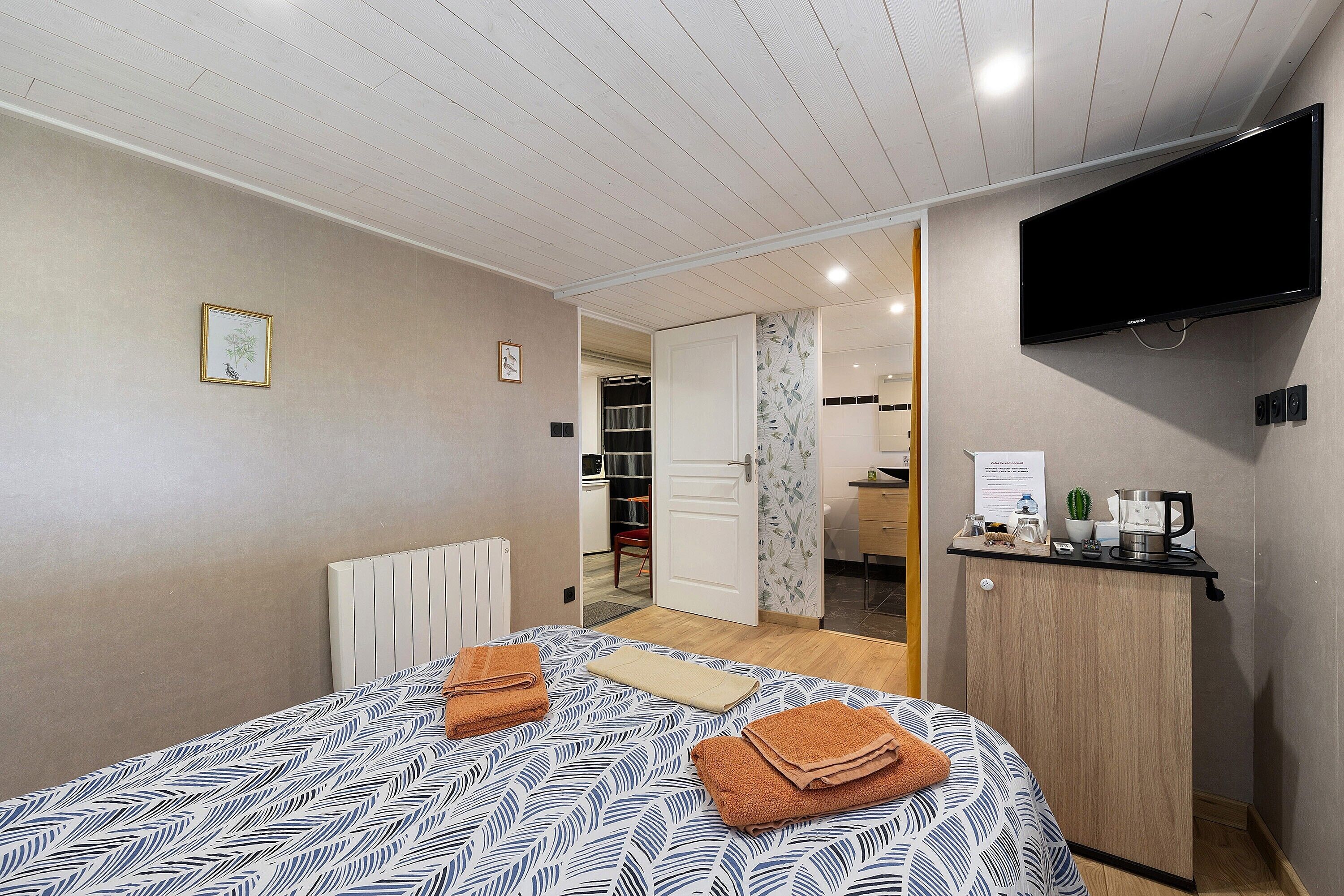 WiFi, bed sheets
