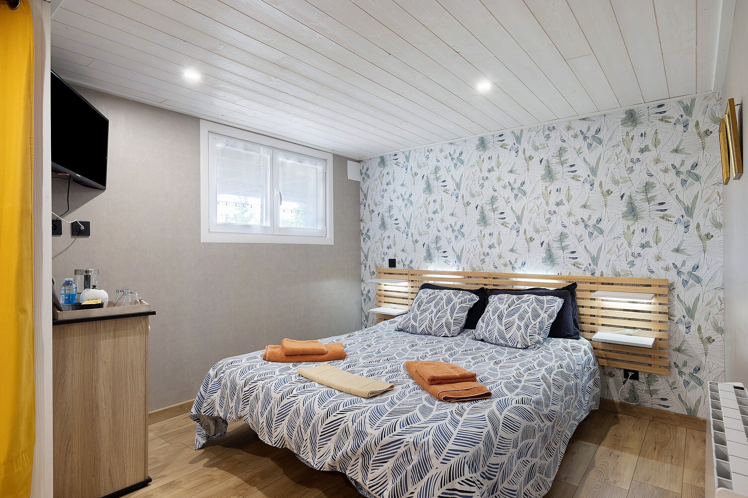 WiFi, bed sheets
