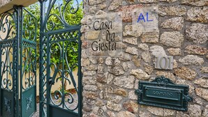Un muro de piedra con un letrero que dice 'Casa da Giesta' y un buzón.