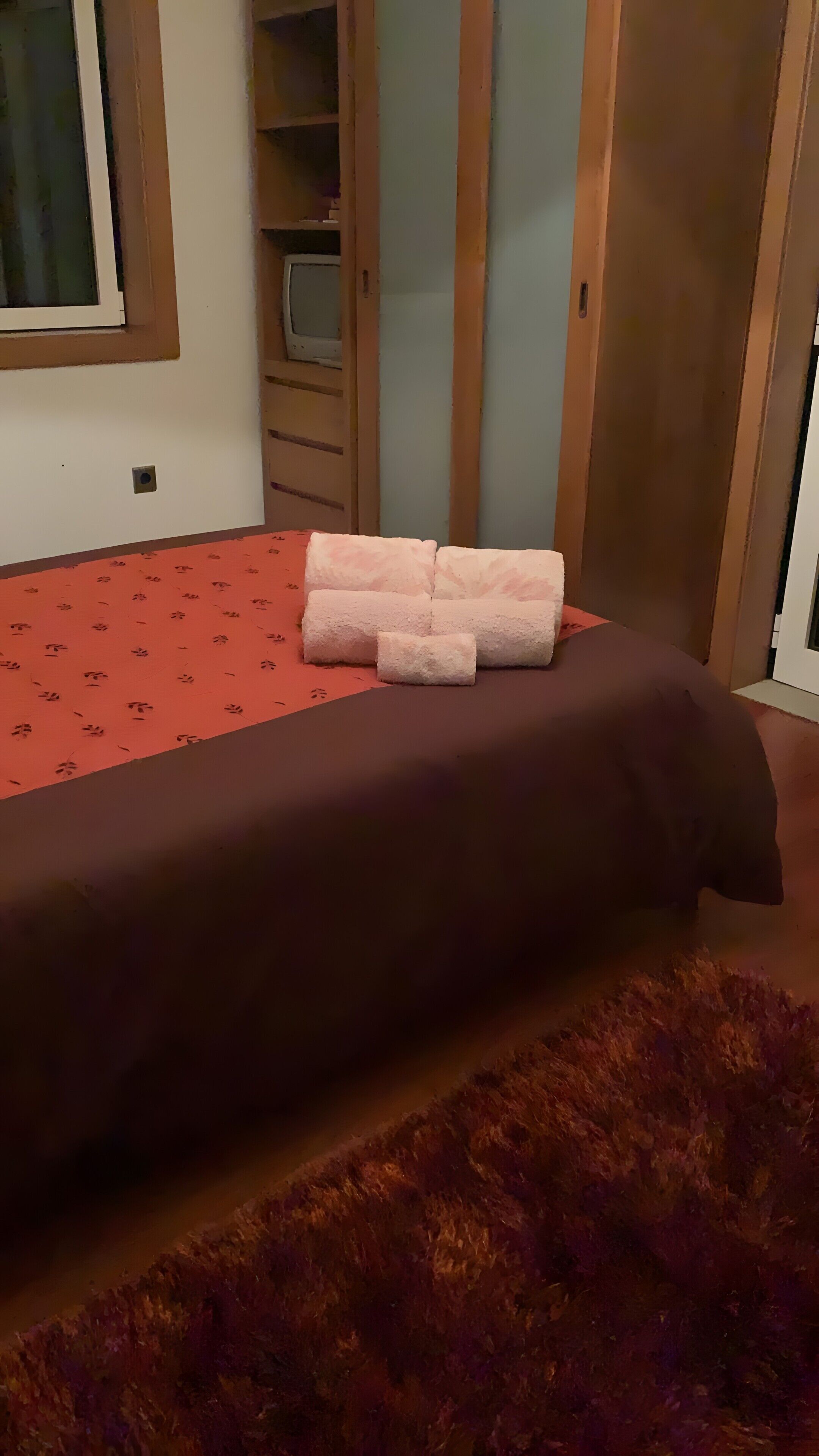 WiFi, bed sheets