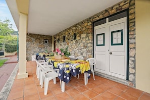 Outdoor dining - Holiday Home 'Casa Da Giesta' with Mountain View, Shared Terrace and Wi-Fi (Roge)