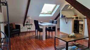 Dining - Marine Apartment Near the Beach (Cancale)