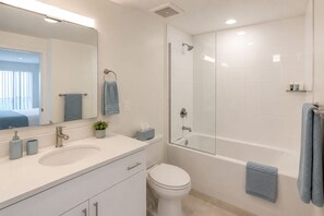 Basic-Zimmer | Badezimmer | Haartrockner, Handtücher, Seife, Shampoo