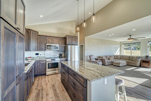 Spacious mountain chalet with breathtaking views on all sides, just 15 minutes from Monarch Ski Area and 15 minutes from downtown Salida.