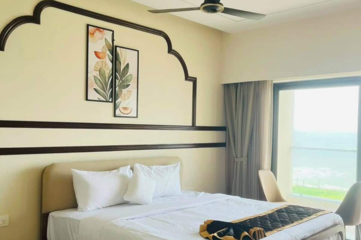 Suite, balcon, vue sur la mer | Coffre-fort, bureau, fer et planche à repasser, accès au Wi-Fi (inclus)
