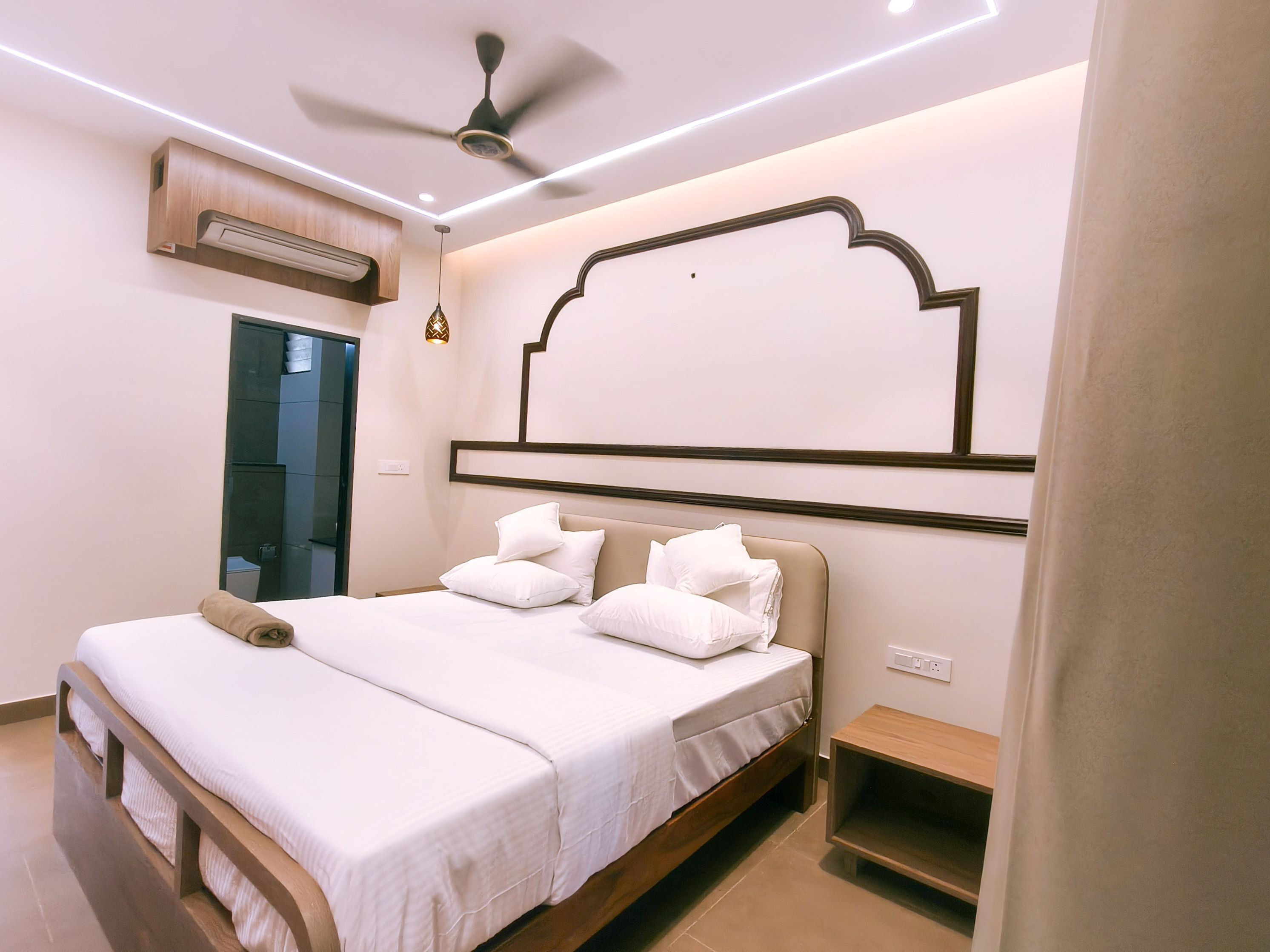 Quarto luxo, vista para a praia | Cofres nos quartos, ferros/tábuas de passar roupa, Wi-Fi de cortesia