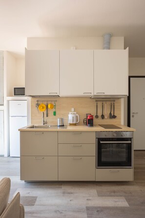Fridge, microwave, stovetop, coffee/tea maker - Apartment 'La Casa Del Borgo' with Balcony and Wi-Fi (Orta San Giulio)
