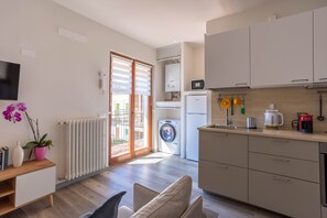 Fridge, microwave, stovetop, coffee/tea maker - Apartment 'La Casa Del Borgo' with Balcony and Wi-Fi (Orta San Giulio)