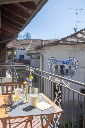 Outdoor dining - Apartment 'La Casa Del Borgo' with Balcony and Wi-Fi (Orta San Giulio)