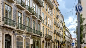 Una calle con edificios históricos, un paso de peatones y una furgoneta amarilla.