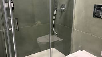 Klassieke kamer, 1 twee- of 2 eenpersoonsbedden | Badkamer | Gratis toiletartikelen, een haardroger, handdoeken, zeep