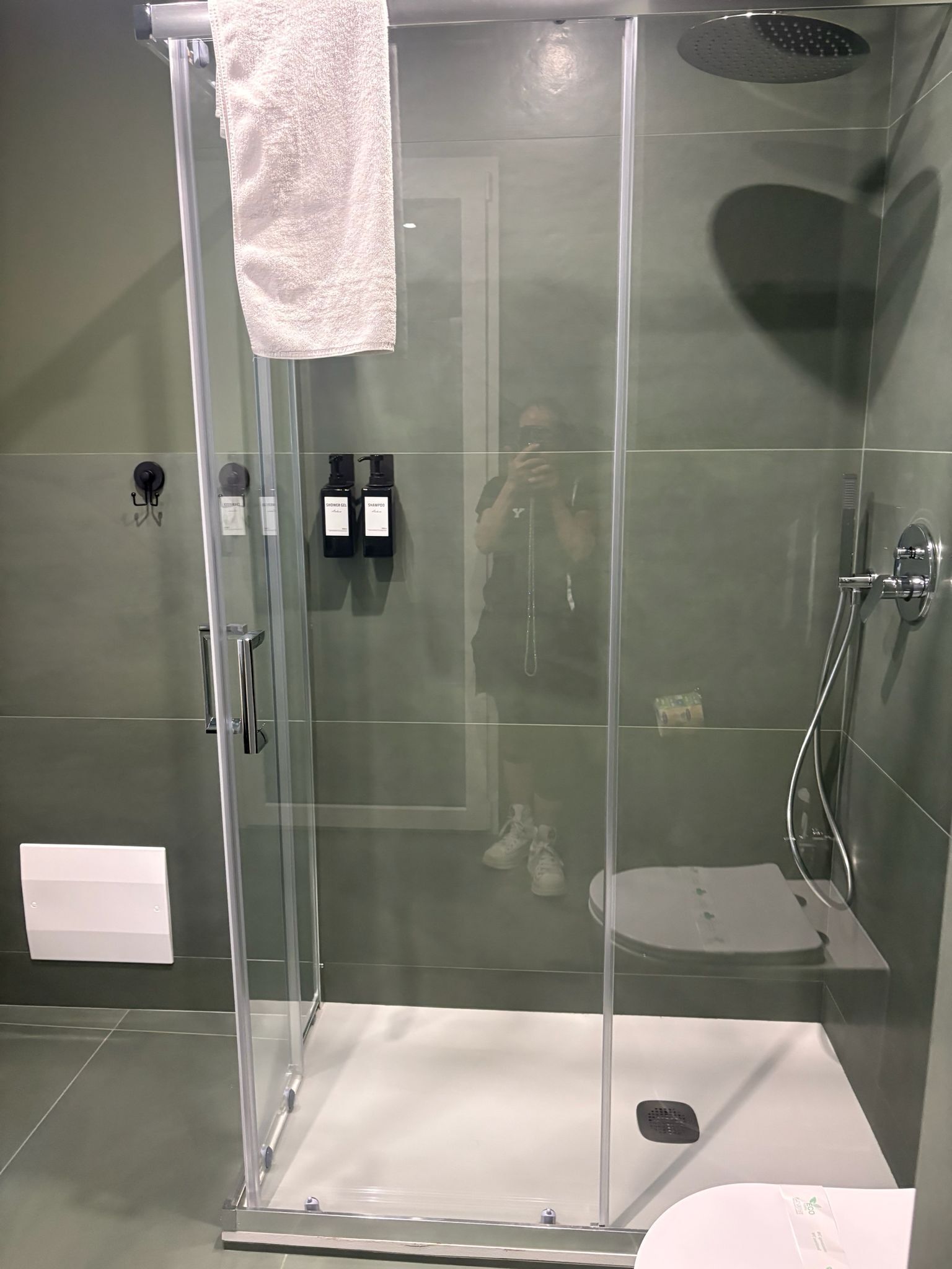 Classic-Doppel- oder -Zweibettzimmer | Badezimmer | Kostenlose Toilettenartikel, Haartrockner, Handtücher, Seife