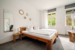 Bügeleisen/Bügelbrett, Reisekinderbett, kostenloses WLAN, Bettwäsche