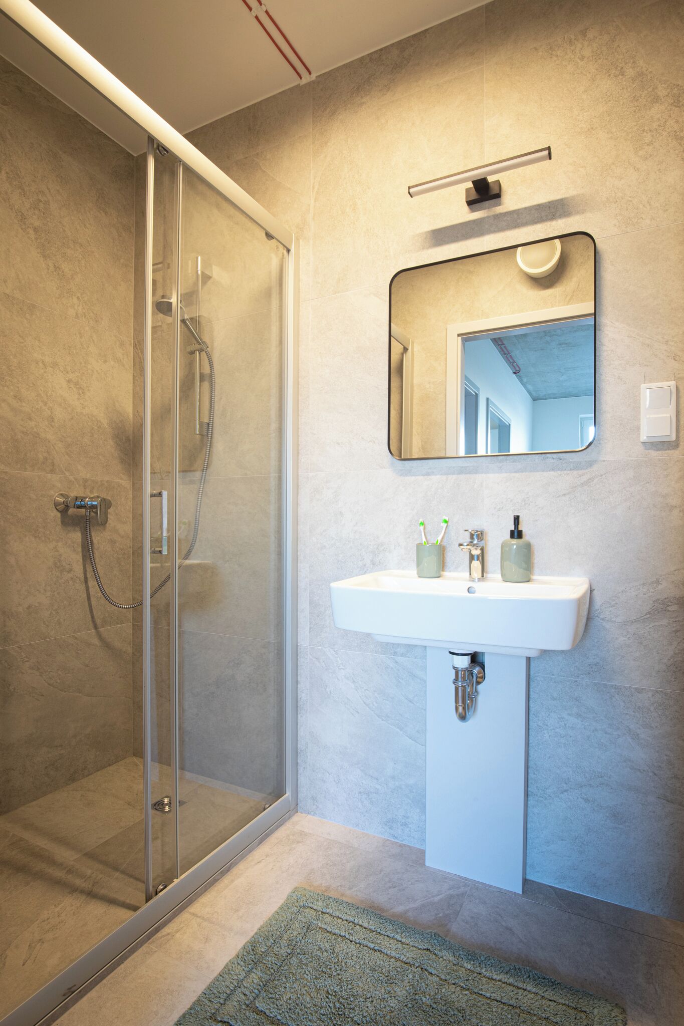 Douche, serviettes fournies, savon, shampoing