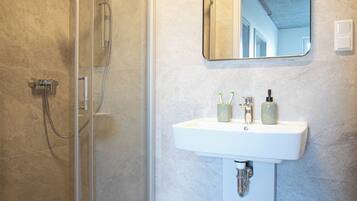Douche, serviettes fournies, savon, shampoing