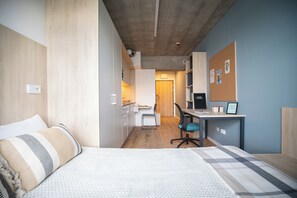 Habitación doble económica | Escritorio, espacio para trabajar con laptop y wifi gratis 