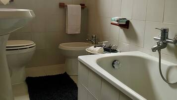 Bidet, Handtücher, Toilettenpapier