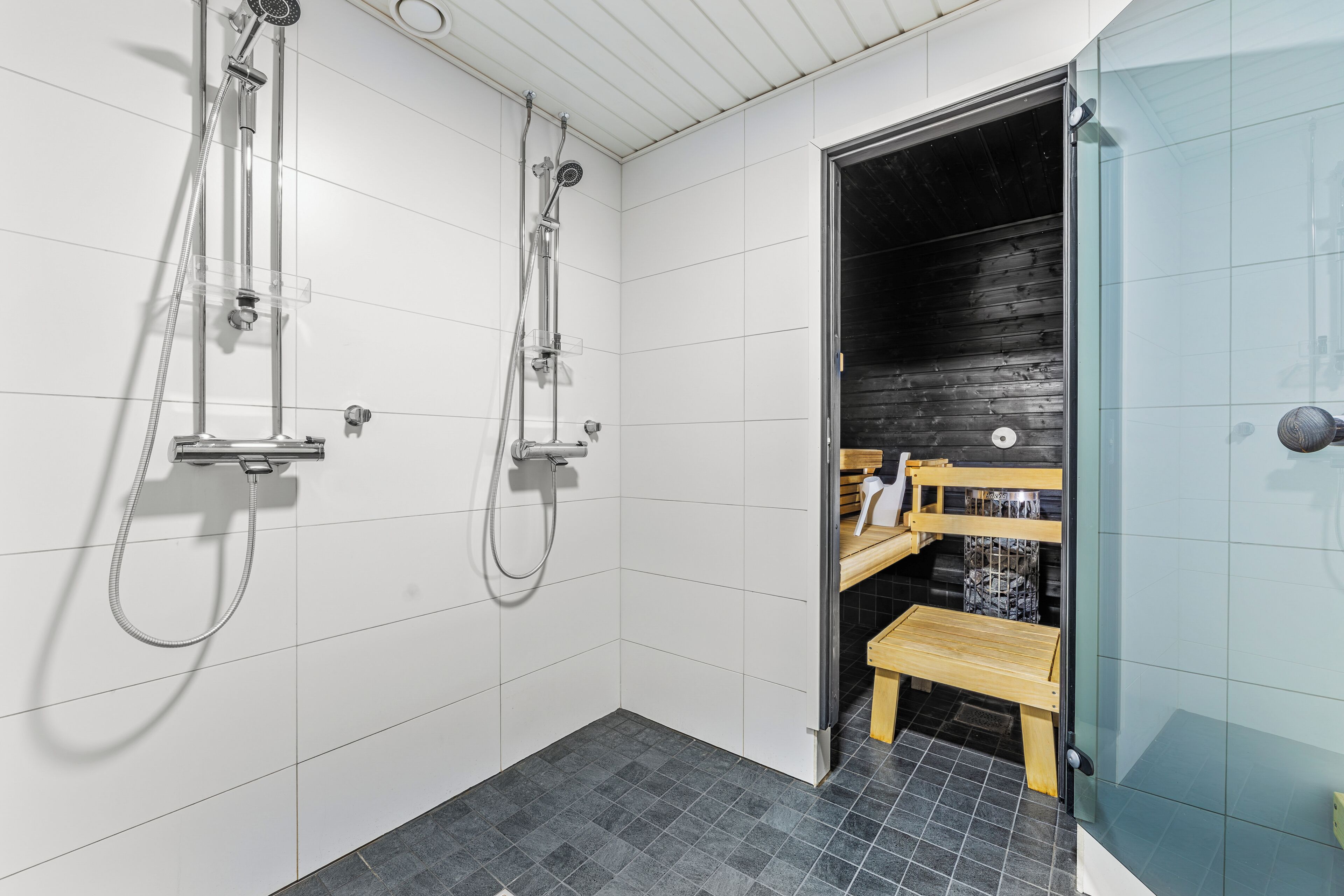 Comfort-huoneisto, useita sänkyjä, sauna, näköala pihalle | Kylpyhuone | Suihku, hiustenkuivaaja, bidee, pyyhkeet