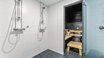 Comfort-huoneisto, useita sänkyjä, sauna, näköala pihalle | Kylpyhuone | Suihku, hiustenkuivaaja, bidee, pyyhkeet