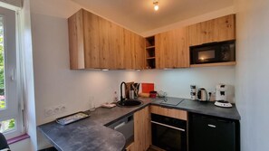 Fridge, microwave, oven, stovetop - "Aurore" Apartment with Wi-Fi in Cancale (Cancale)